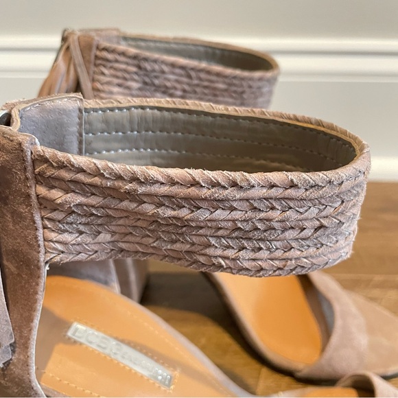 BCBGeneration Calizi Sandals Size 8.5M Suede Leather Block Heel Open Toe Fringe - Picture 9 of 10
